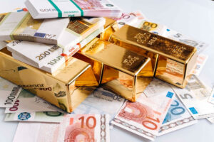 Avqustda dünya mərkəzi bankları 12 tondan çox qızıl satıb
