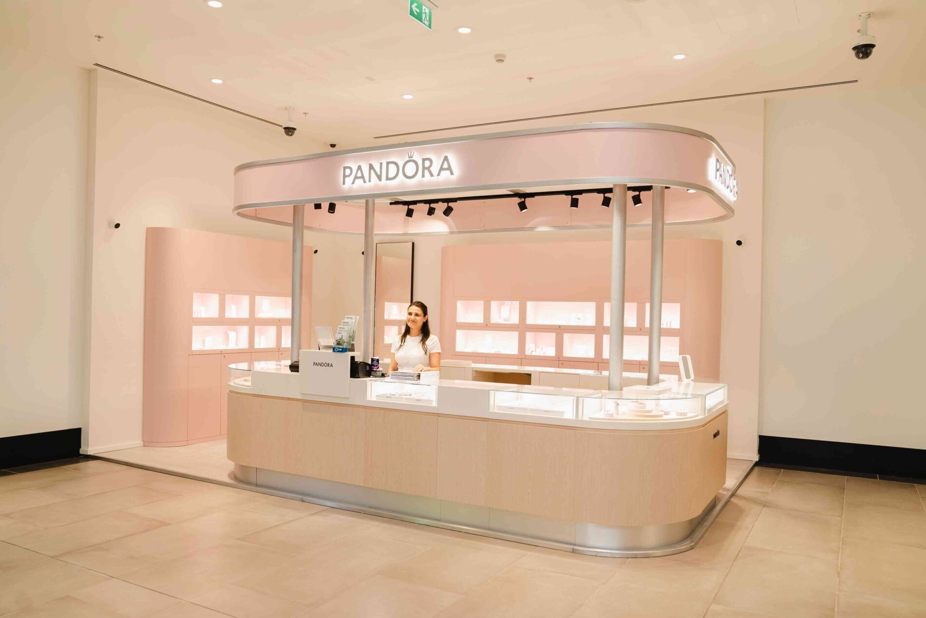 PANDORA brendi yeni konseptlə Crescent Mall-da